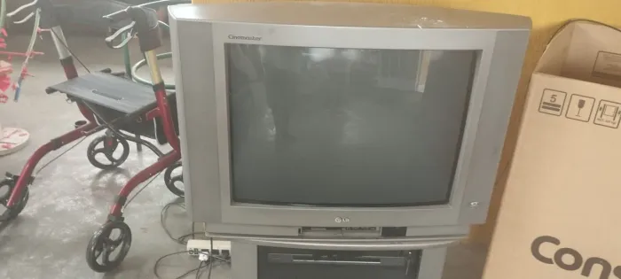 Televisão antiga 29 pol LG (com defeito não liga)