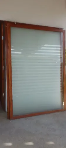 Portas madeira demolição e vidro. Conservadas
