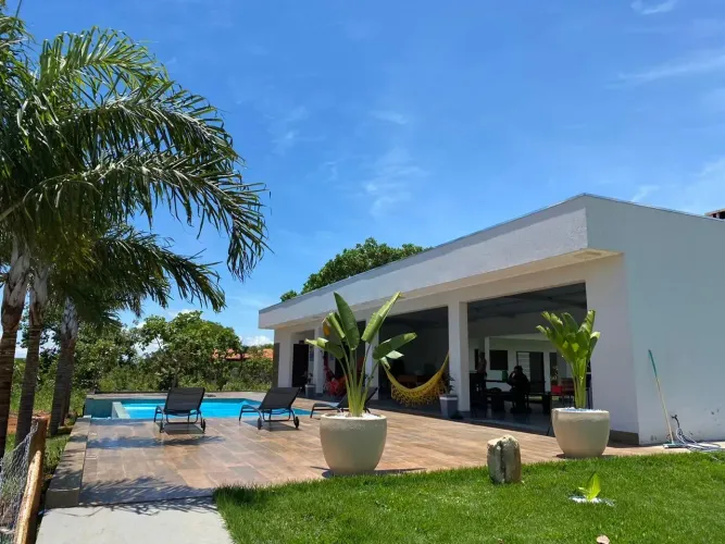Rancho a 100 m2 lago-300 m2 com 4 quartos - Piscina de Borda infinita  - Corumbá de Goiás 