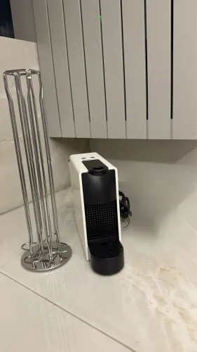 Cafeteira nespresso e porta capsulas