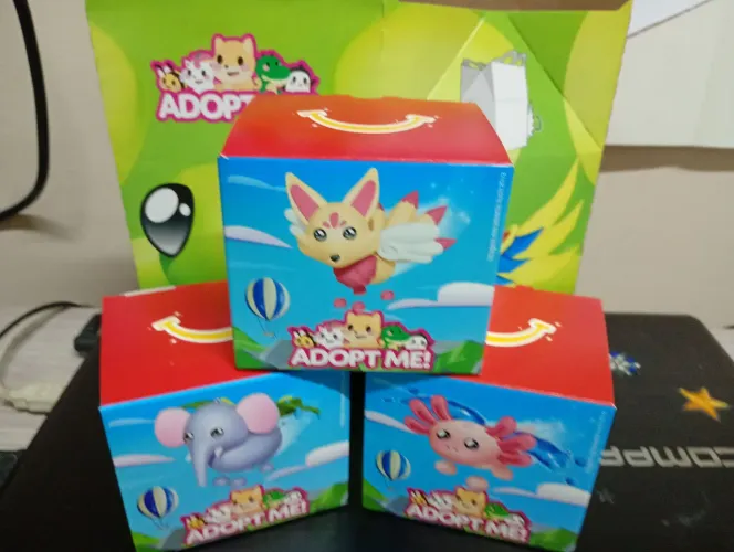 Lote com 3 brinquedos Adopte me - MC Donald's 2026