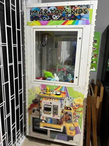 Vendo ou troco máquina grua de pelúcia 
