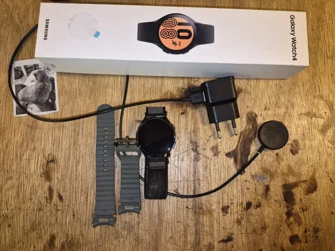 Samsung Watch 4 44mm Bluetooth semi novo (com algumas marcas de uso)