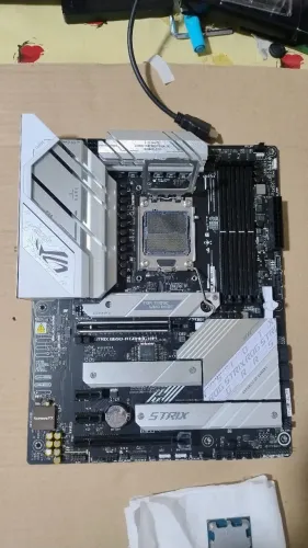 Asus ROG Strix B650-A Gaming WiFi (AM5 / DDR5) - Impecável / Testada - Fotos Reais