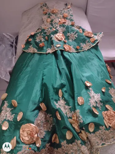 Promoção para hoje lindo vestido longo para festa verde com flores veste até 12 anos