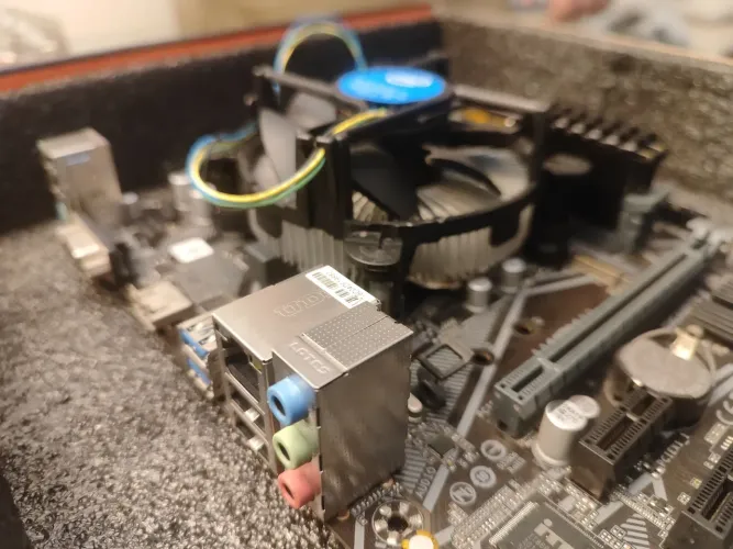 Kit upgrade i3 10100f + placa mãe gigabyte h410 + 16 Giga ddr4 Corsair (2x8)