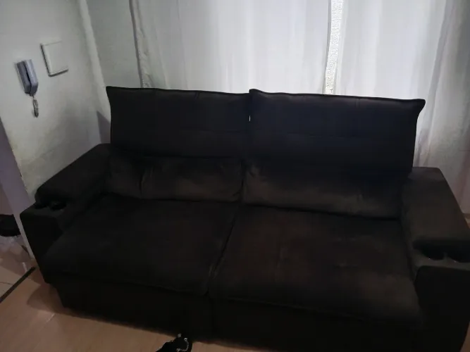 Sofá Retrátil marrom escuro com porta copo