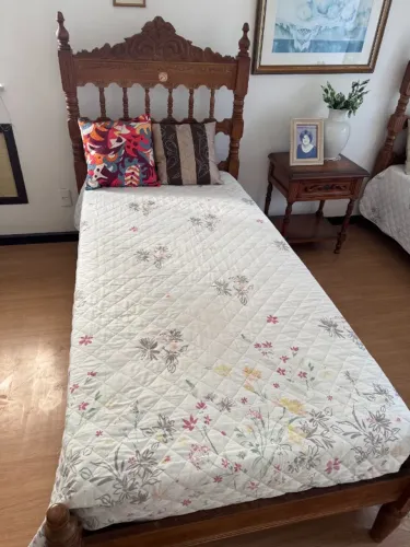  CAMAS DE SOLTEIRO ANTIGUIDADE, MADEIRA , VALOR R$500,00 CADA
