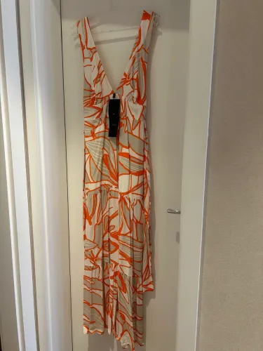 Maravilhoso vestido ANIMALE, NOVO com etiqueta. 100% viscose. Tamanho 42.