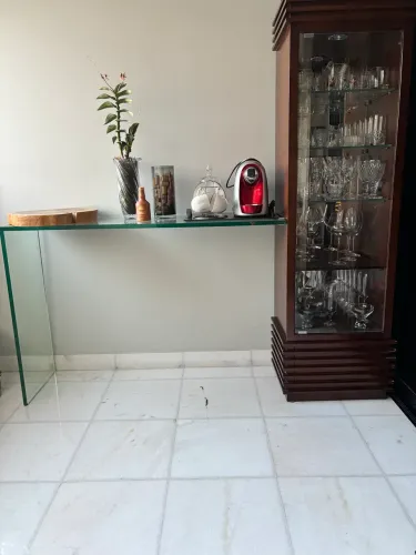 Cristaleira com aparador de vidro