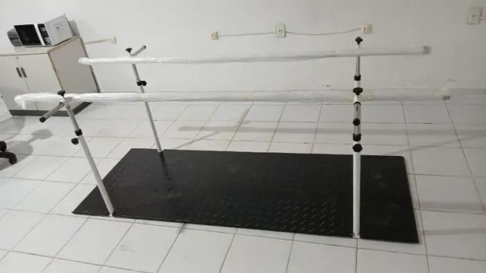 Barra paralela para fisioterapia e reabilitação