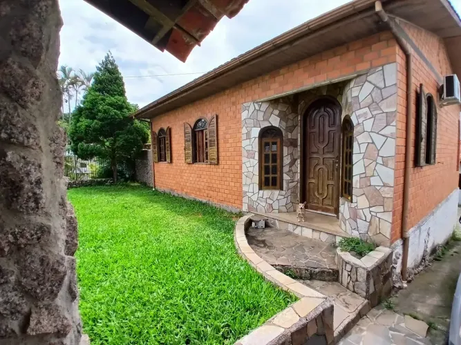 Casa para venda tem 212 metros quadrados com 3 quartos