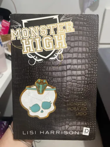 Monster high livro - O monstro mora ao lado