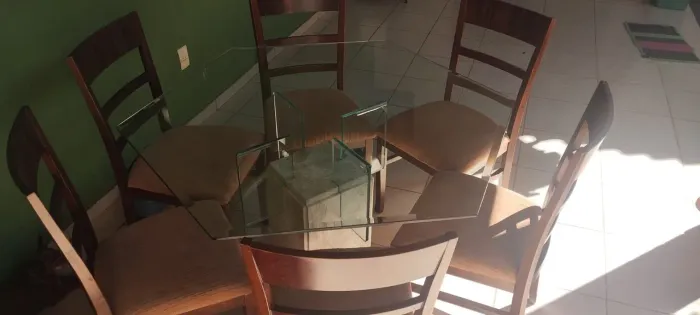 Mesa de vidro e mármore com 6 cadeiras 