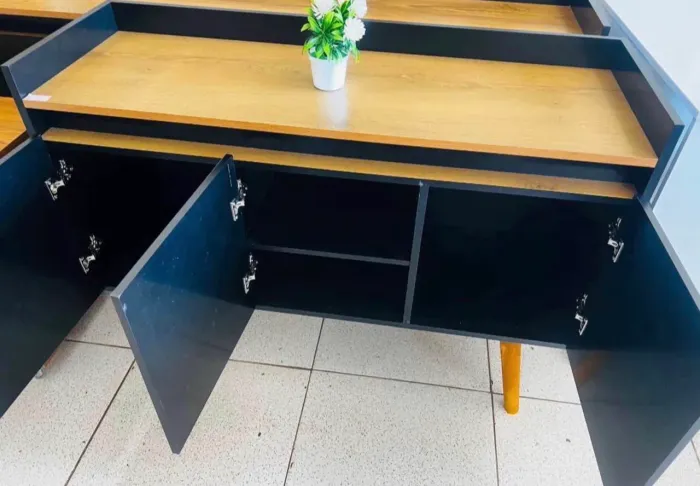Aparador cantinho do café preto com pés de madeira novo direto da fábrica