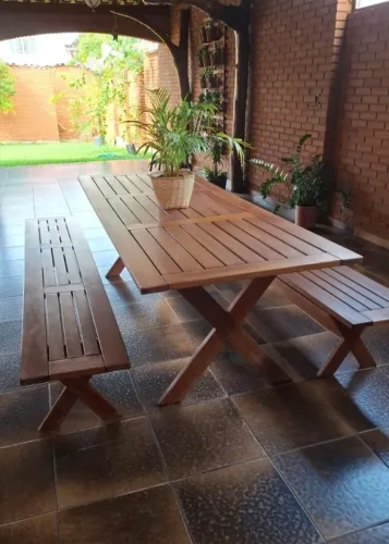 Mesa de Madeira Maciça Área Gourmet/Jardim + 2 Bancos (Excelente Estado)