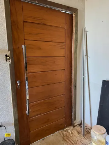 Porta Pivotante de Peroba em Madeira Maciça