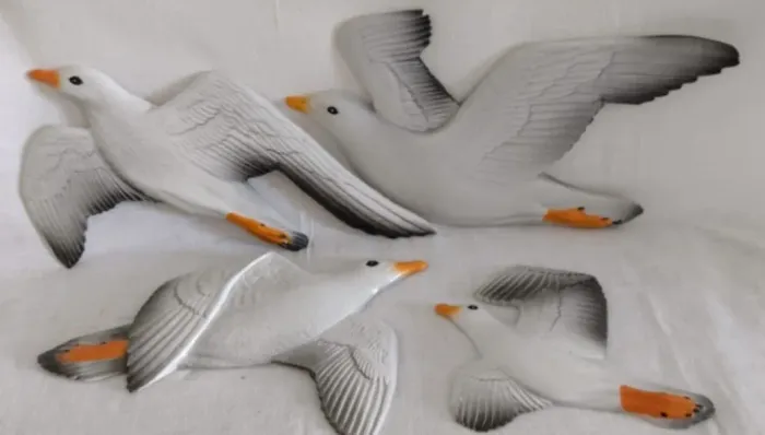 4 adornos para paredes reapresentando gaivotas