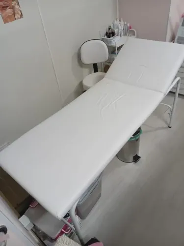 Maca Tubular com Cabeceira Regulável Branca para Estética