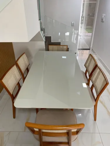 Mesa de jantar com 6 cadeiras - madeira, telinha e tampo de vidro