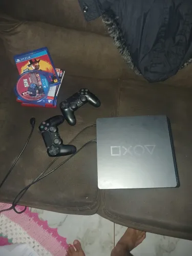 Ps 4 slim, com 2 controles, 4 jogos top