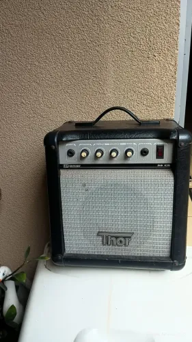 Vendo guitarra,baixo e caixa.