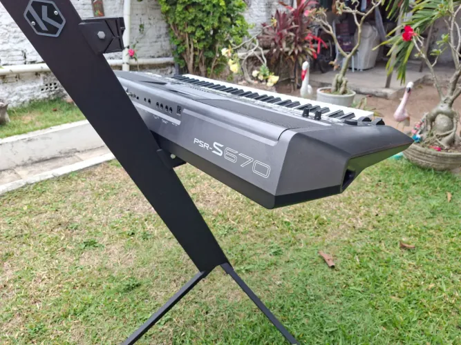 Teclado Yamaha PSR-S670 + Pedestal ASK PMD3