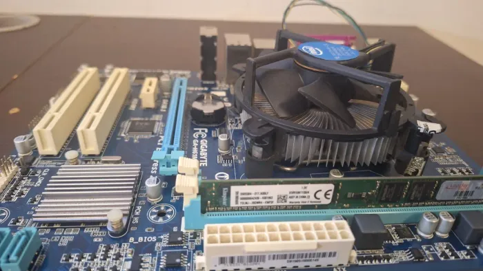 Placa mãe com memoria e processador