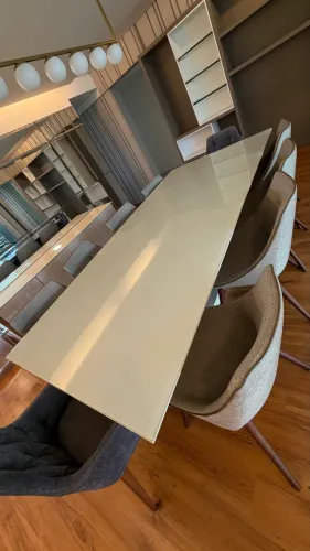 Mesa de Jantar 2,72m com Tampo de Vidro e Base Laqueada