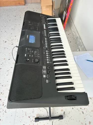 TECLADO YAMAHA PSR E 463. Suporte e carregador. Unico dono. Novíssimo