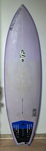 Prancha de surf 6'1 com 36 lts e vai com as quilhas