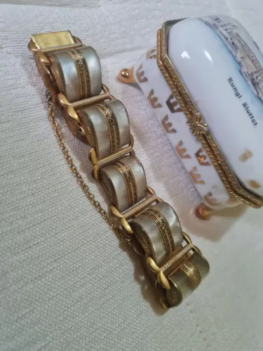 Lindo e refinadissimo bracelete indiano de família, dourado, com inscrições e pedra.