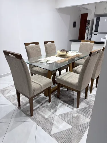 Jogo de mesa com 6 cadeiras