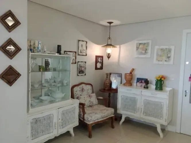 Conjunto de móveis antigos