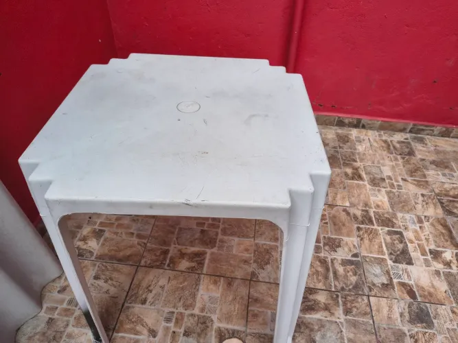 Mesa branca de plástico