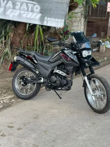Vendo e troco moto nova ano 2023 já emplacado 2026 é chama sai negócio ZAP 