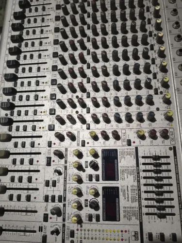 Mesa Behringer 32 canais