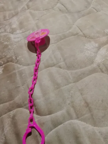 Eu tenho um prendedor de chupeta rosa Lolly de bebê menina tá novinho