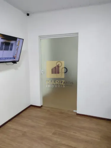 Oportunidade Imperdível: Sala Comercial com 6 Salas, 4 Vagas de Garagem e 500m² no Centro
