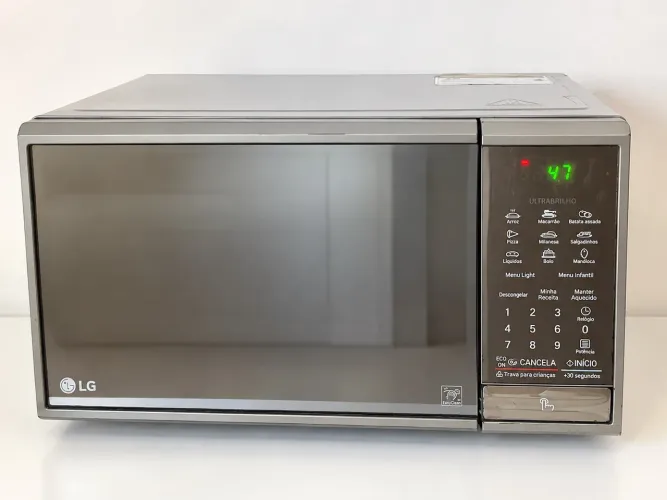 Micro-ondas LG Prata com painel digital