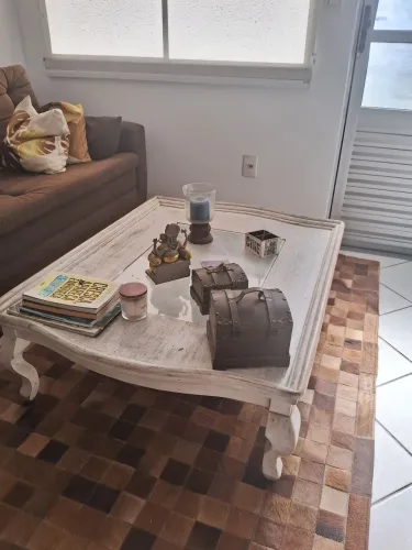 Vendo mesa de centro madeira e mesa de já tar 4 cadeiras e buffet