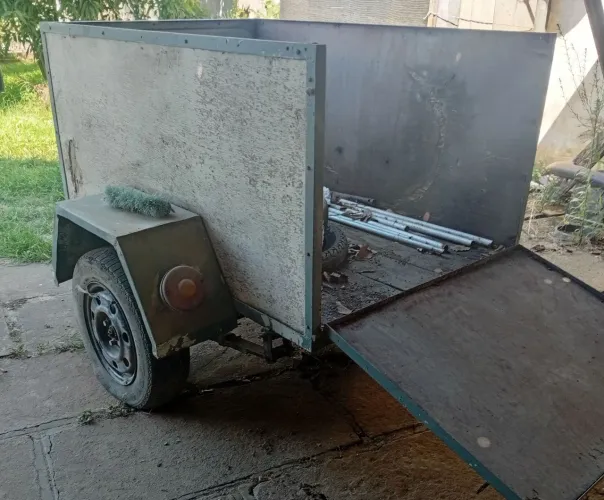 Reboque usado em bom estado.
