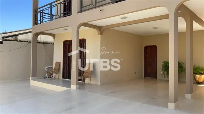 Sobrado com 4 quartos, ampla área externa e espaço gourmet à venda.
