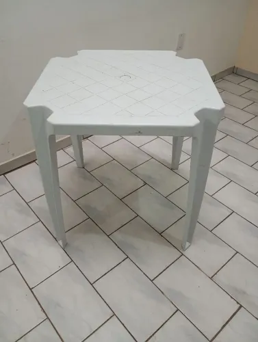 1 Mesa Quadrada de Plástico