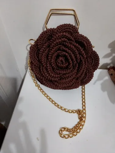 Bolsa rosa de crochê para debutante ou casamento