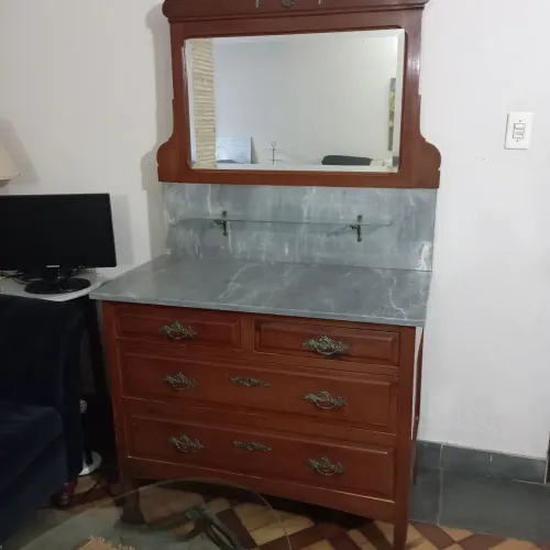 Cômoda antiga