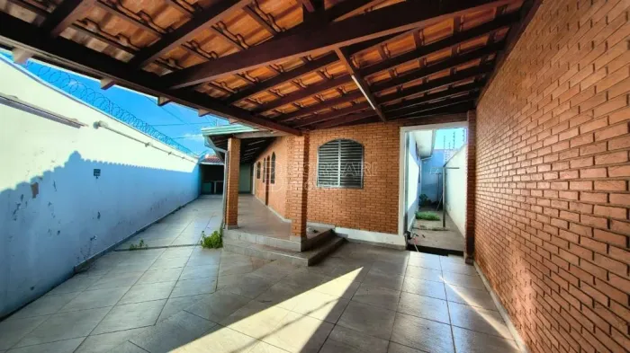 Locação de Casas / Padrão na cidade de Araraquara