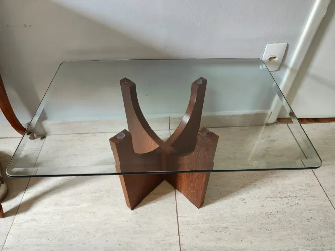 Mesa de centro vintage com base escultural em madeira e tampo em vidro bisotê