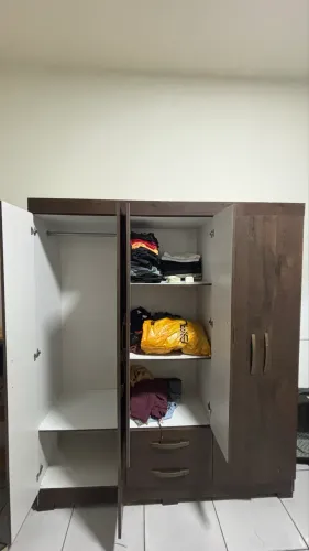 Guarda roupa bem conservado