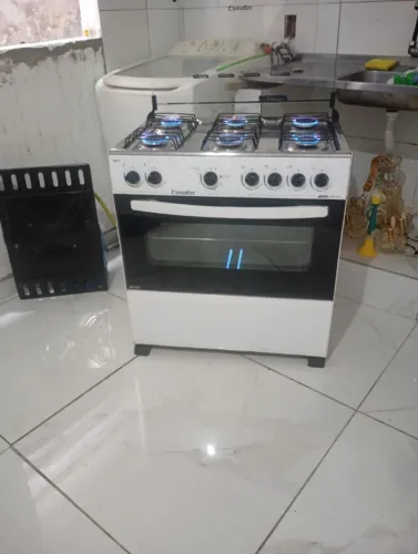 Fogão 6 bocas bem conservado entrego se tiver interesse
